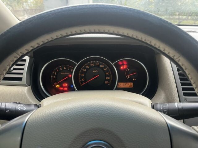 Черный Ниссан Тиида, объемом двигателя 1.6 л и пробегом 304 тыс. км за 4700 $, фото 13 на Automoto.ua