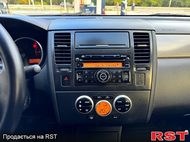 Черный Ниссан Тиида, объемом двигателя 1.6 л и пробегом 137 тыс. км за 5700 $, фото 10 на Automoto.ua