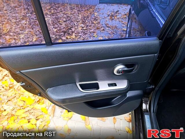 Черный Ниссан Тиида, объемом двигателя 1.8 л и пробегом 110 тыс. км за 5600 $, фото 5 на Automoto.ua