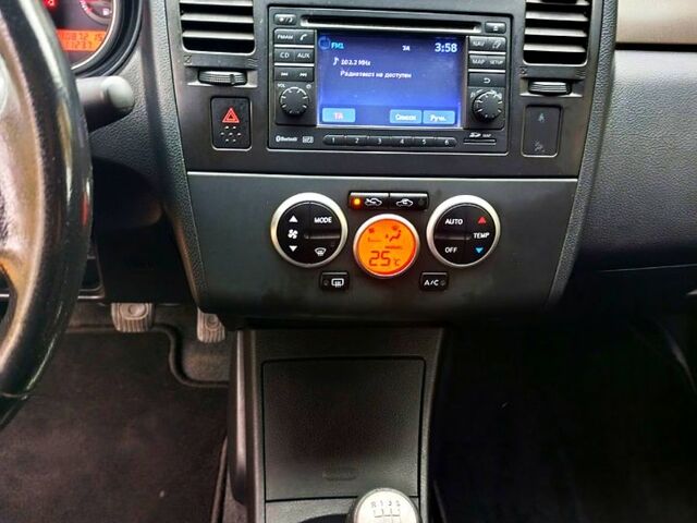 Черный Ниссан Тиида, объемом двигателя 1.8 л и пробегом 110 тыс. км за 5600 $, фото 8 на Automoto.ua