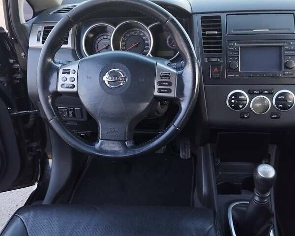Черный Ниссан Тиида, объемом двигателя 1.8 л и пробегом 110 тыс. км за 6199 $, фото 20 на Automoto.ua