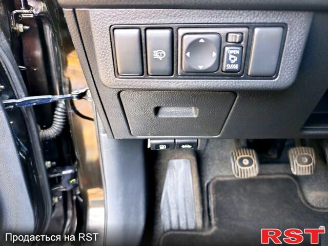 Черный Ниссан Тиида, объемом двигателя 1.8 л и пробегом 110 тыс. км за 5600 $, фото 11 на Automoto.ua