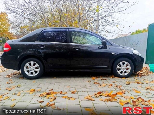 Черный Ниссан Тиида, объемом двигателя 1.8 л и пробегом 110 тыс. км за 5600 $, фото 2 на Automoto.ua