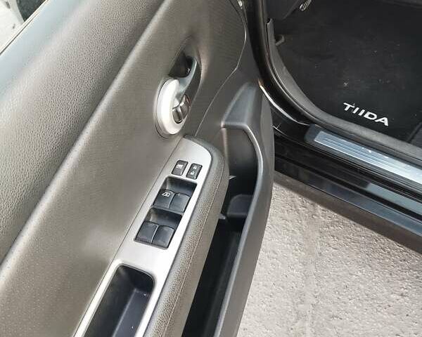 Черный Ниссан Тиида, объемом двигателя 1.8 л и пробегом 110 тыс. км за 6199 $, фото 10 на Automoto.ua