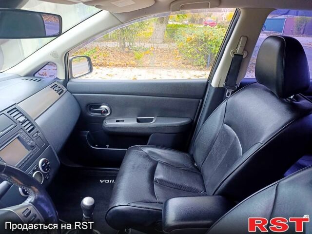 Черный Ниссан Тиида, объемом двигателя 1.8 л и пробегом 110 тыс. км за 5600 $, фото 12 на Automoto.ua