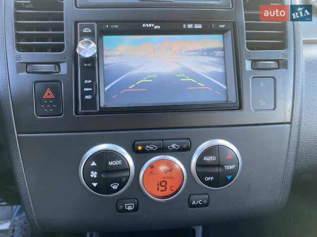 Черный Ниссан Тиида, объемом двигателя 1.6 л и пробегом 138 тыс. км за 7700 $, фото 18 на Automoto.ua