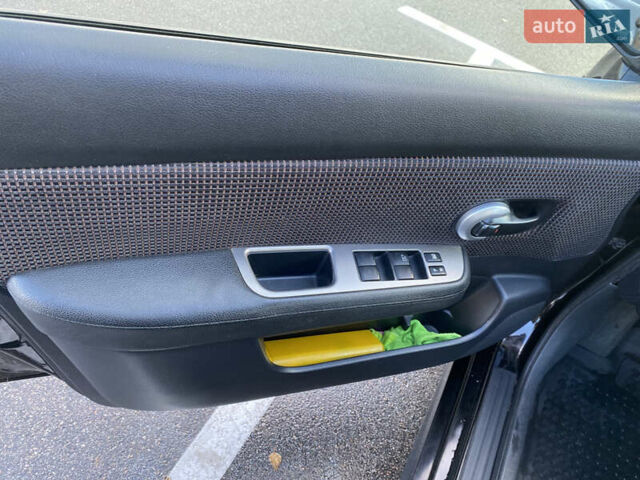 Черный Ниссан Тиида, объемом двигателя 1.6 л и пробегом 138 тыс. км за 7700 $, фото 22 на Automoto.ua