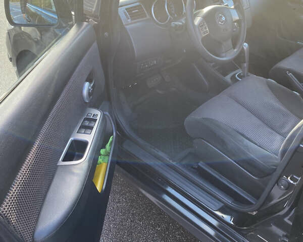 Черный Ниссан Тиида, объемом двигателя 1.6 л и пробегом 138 тыс. км за 7700 $, фото 16 на Automoto.ua