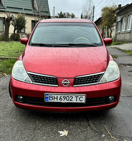 Красный Ниссан Тиида, объемом двигателя 1.6 л и пробегом 160 тыс. км за 6550 $, фото 1 на Automoto.ua