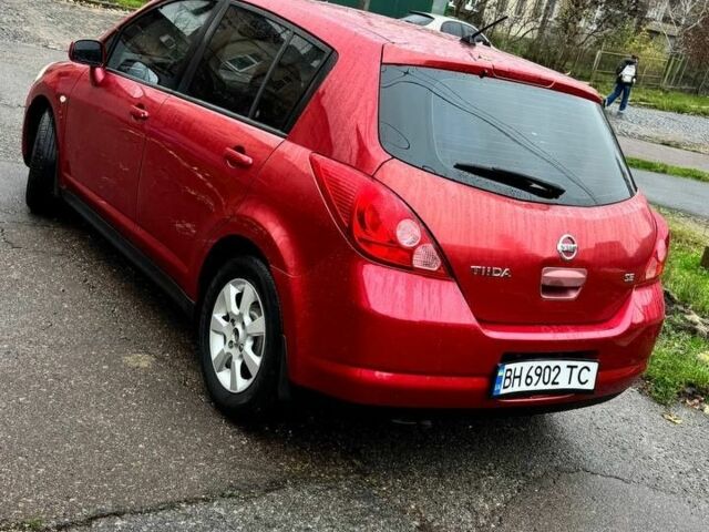 Красный Ниссан Тиида, объемом двигателя 1.6 л и пробегом 160 тыс. км за 6600 $, фото 2 на Automoto.ua