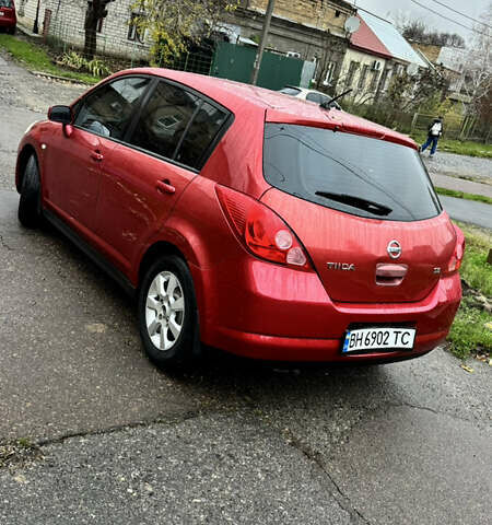 Красный Ниссан Тиида, объемом двигателя 1.6 л и пробегом 160 тыс. км за 6550 $, фото 2 на Automoto.ua
