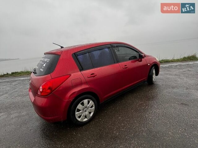 Красный Ниссан Тиида, объемом двигателя 1.6 л и пробегом 276 тыс. км за 6000 $, фото 5 на Automoto.ua