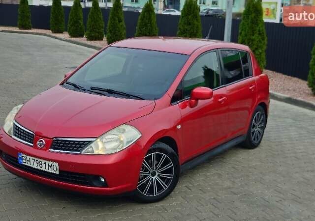 Красный Ниссан Тиида, объемом двигателя 1.6 л и пробегом 149 тыс. км за 5700 $, фото 2 на Automoto.ua