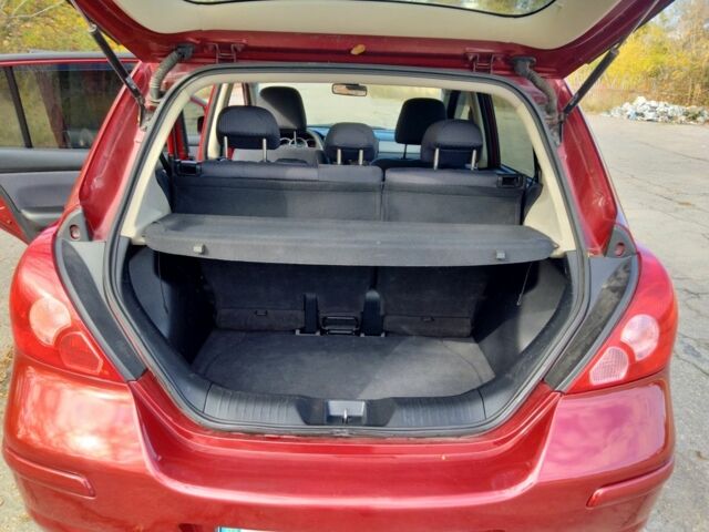 Красный Ниссан Тиида, объемом двигателя 1.6 л и пробегом 170 тыс. км за 5600 $, фото 13 на Automoto.ua