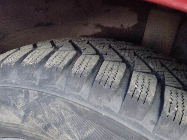 Красный Ниссан Тиида, объемом двигателя 1.6 л и пробегом 170 тыс. км за 5600 $, фото 5 на Automoto.ua