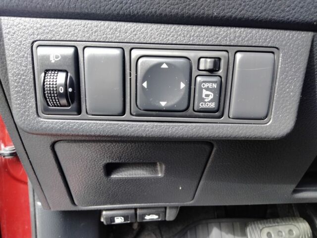 Красный Ниссан Тиида, объемом двигателя 1.6 л и пробегом 170 тыс. км за 5600 $, фото 9 на Automoto.ua