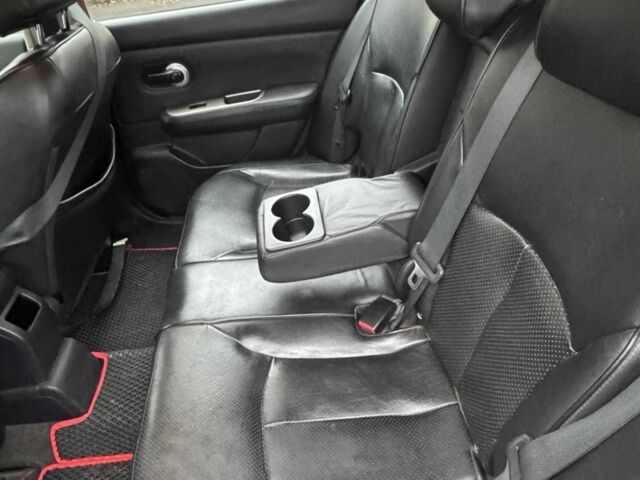 Красный Ниссан Тиида, объемом двигателя 1.6 л и пробегом 145 тыс. км за 5387 $, фото 2 на Automoto.ua