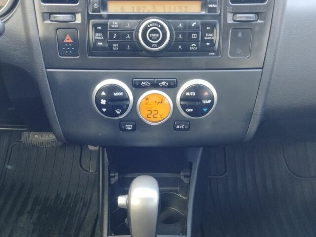 Красный Ниссан Тиида, объемом двигателя 1.6 л и пробегом 170 тыс. км за 5600 $, фото 4 на Automoto.ua