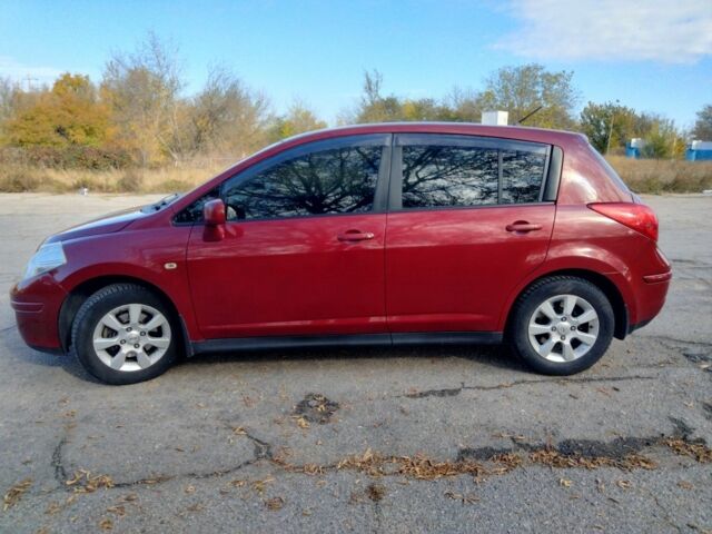 Красный Ниссан Тиида, объемом двигателя 1.6 л и пробегом 170 тыс. км за 5600 $, фото 1 на Automoto.ua