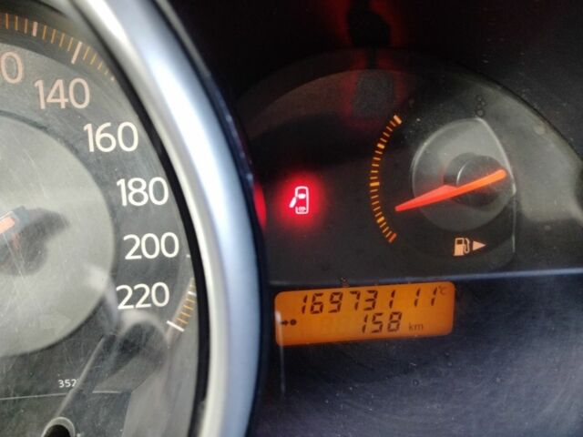 Красный Ниссан Тиида, объемом двигателя 1.6 л и пробегом 170 тыс. км за 5600 $, фото 7 на Automoto.ua