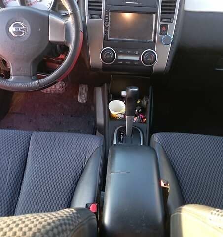 Красный Ниссан Тиида, объемом двигателя 1.5 л и пробегом 59 тыс. км за 7500 $, фото 5 на Automoto.ua