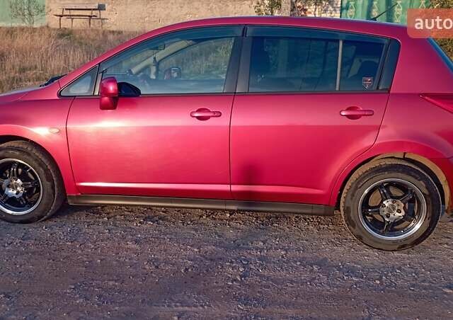 Красный Ниссан Тиида, объемом двигателя 1.5 л и пробегом 59 тыс. км за 7500 $, фото 3 на Automoto.ua