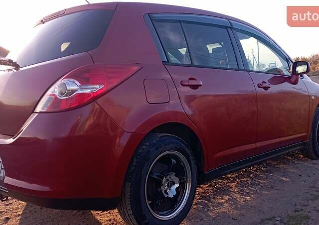 Красный Ниссан Тиида, объемом двигателя 1.5 л и пробегом 59 тыс. км за 7500 $, фото 2 на Automoto.ua