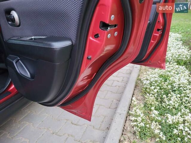 Красный Ниссан Тиида, объемом двигателя 1.5 л и пробегом 76 тыс. км за 8600 $, фото 148 на Automoto.ua