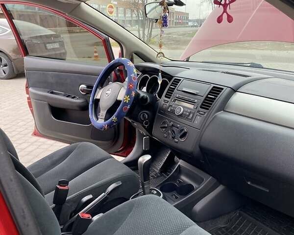 Красный Ниссан Тиида, объемом двигателя 1.6 л и пробегом 59 тыс. км за 9900 $, фото 3 на Automoto.ua