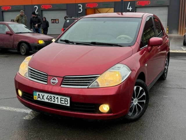 Красный Ниссан Тиида, объемом двигателя 1.6 л и пробегом 118 тыс. км за 5850 $, фото 2 на Automoto.ua
