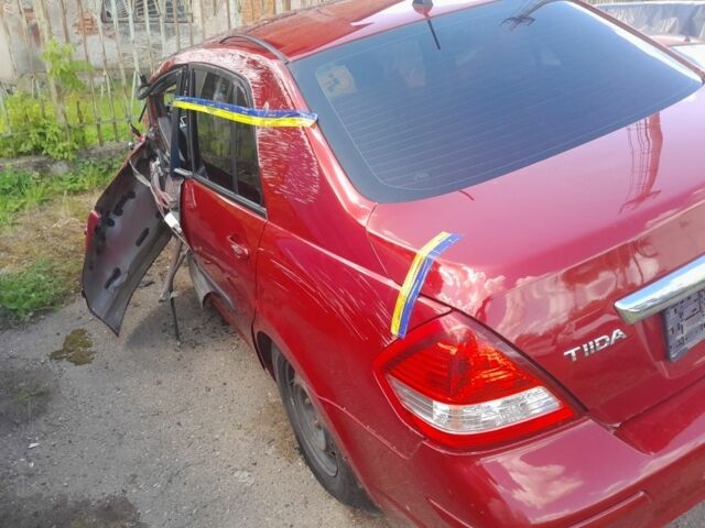 Красный Ниссан Тиида, объемом двигателя 1.6 л и пробегом 94 тыс. км за 3500 $, фото 15 на Automoto.ua