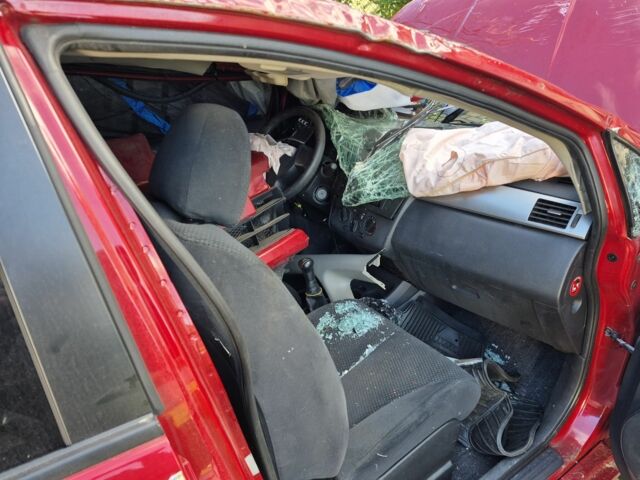 Красный Ниссан Тиида, объемом двигателя 1.6 л и пробегом 94 тыс. км за 3500 $, фото 1 на Automoto.ua