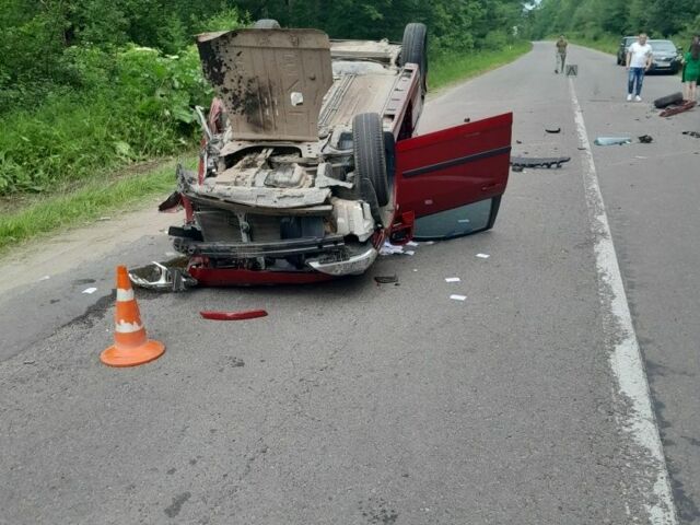 Красный Ниссан Тиида, объемом двигателя 1.6 л и пробегом 94 тыс. км за 3500 $, фото 20 на Automoto.ua