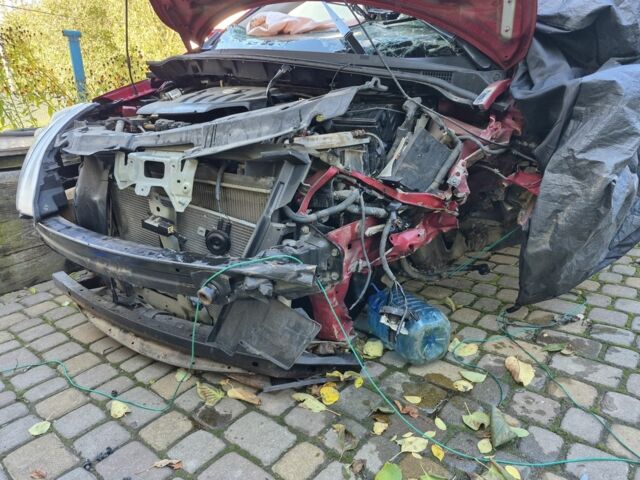 Красный Ниссан Тиида, объемом двигателя 1.6 л и пробегом 94 тыс. км за 3500 $, фото 7 на Automoto.ua