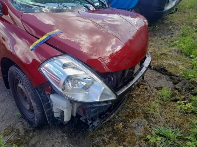 Красный Ниссан Тиида, объемом двигателя 1.6 л и пробегом 94 тыс. км за 3500 $, фото 17 на Automoto.ua