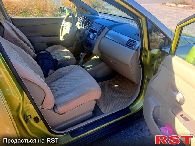 Желтый Ниссан Тиида, объемом двигателя 1.6 л и пробегом 192 тыс. км за 5300 $, фото 6 на Automoto.ua