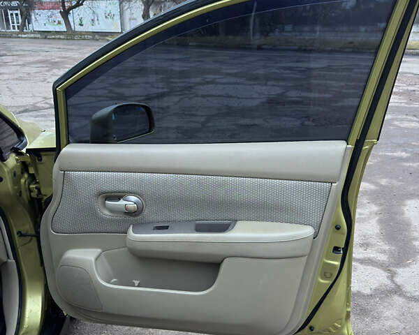 Желтый Ниссан Тиида, объемом двигателя 1.6 л и пробегом 171 тыс. км за 5799 $, фото 12 на Automoto.ua