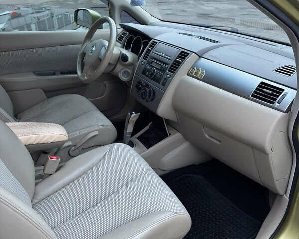 Желтый Ниссан Тиида, объемом двигателя 1.6 л и пробегом 171 тыс. км за 5799 $, фото 13 на Automoto.ua