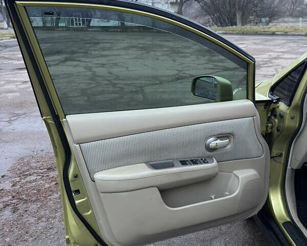 Желтый Ниссан Тиида, объемом двигателя 1.6 л и пробегом 171 тыс. км за 5799 $, фото 6 на Automoto.ua