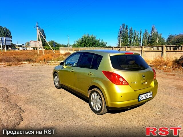 Желтый Ниссан Тиида, объемом двигателя 1.6 л и пробегом 192 тыс. км за 5300 $, фото 2 на Automoto.ua