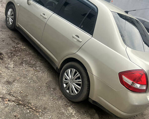 Желтый Ниссан Тиида, объемом двигателя 1.6 л и пробегом 204 тыс. км за 4300 $, фото 3 на Automoto.ua