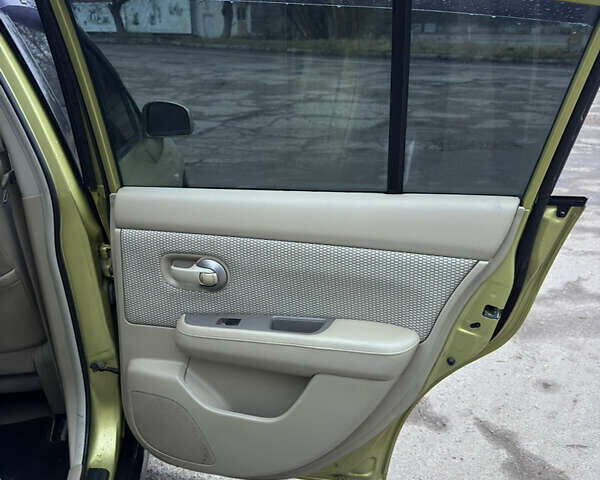 Желтый Ниссан Тиида, объемом двигателя 1.6 л и пробегом 171 тыс. км за 5799 $, фото 11 на Automoto.ua