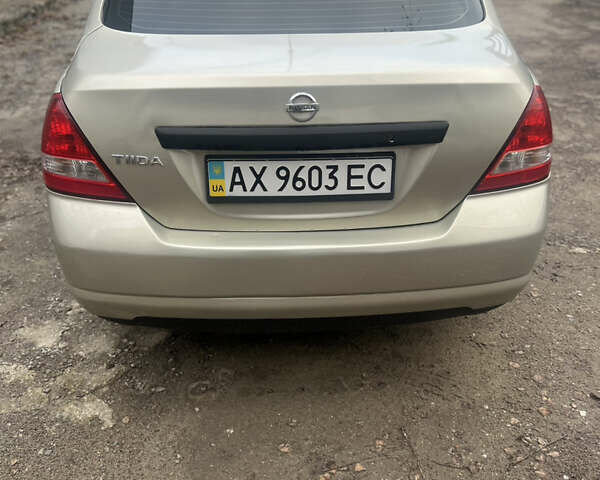 Желтый Ниссан Тиида, объемом двигателя 1.6 л и пробегом 204 тыс. км за 4300 $, фото 2 на Automoto.ua