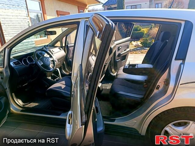 Желтый Ниссан Тиида, объемом двигателя 1.6 л и пробегом 192 тыс. км за 6100 $, фото 3 на Automoto.ua