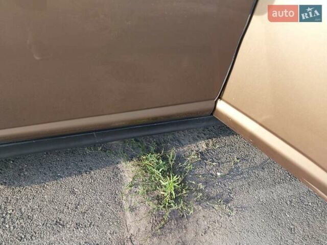 Желтый Ниссан Тиида, объемом двигателя 1.6 л и пробегом 325 тыс. км за 5350 $, фото 5 на Automoto.ua