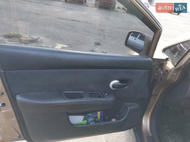 Желтый Ниссан Тиида, объемом двигателя 1.6 л и пробегом 325 тыс. км за 5350 $, фото 9 на Automoto.ua