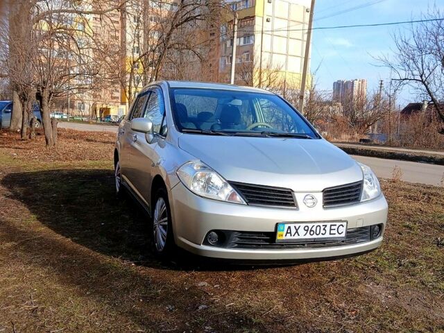 Желтый Ниссан Тиида, объемом двигателя 1.6 л и пробегом 200 тыс. км за 5000 $, фото 1 на Automoto.ua