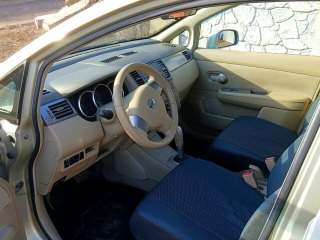 Желтый Ниссан Тиида, объемом двигателя 1.6 л и пробегом 200 тыс. км за 5000 $, фото 6 на Automoto.ua