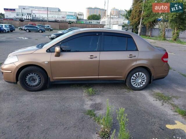 Желтый Ниссан Тиида, объемом двигателя 1.6 л и пробегом 325 тыс. км за 5350 $, фото 1 на Automoto.ua