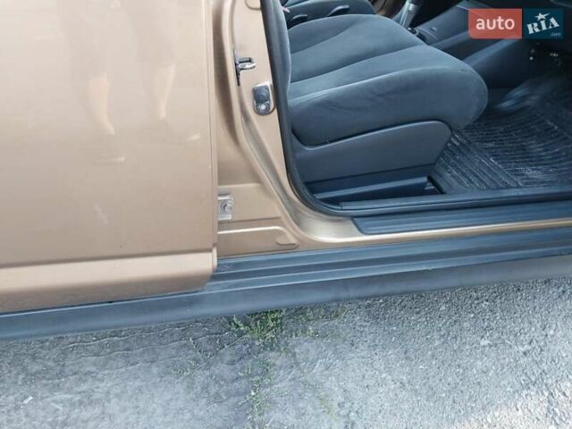 Желтый Ниссан Тиида, объемом двигателя 1.6 л и пробегом 325 тыс. км за 5350 $, фото 7 на Automoto.ua